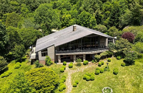Independence House | SPACIOUS Mountain Home on 250 Acres of outdoor fun! W/Hot tub and Barrel Sauna