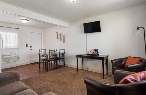 Mayfield Apartment | Spacious multi-level suite with Fife lake views