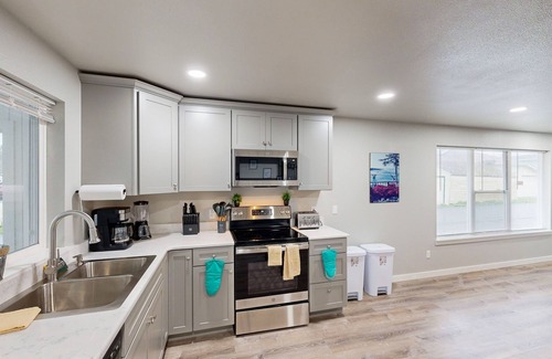 Florence Condo | Spacious multi-unit coastal getaway, close to the river and downtown, with WiFi