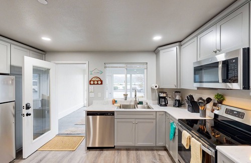 Florence Condo | Spacious multi-unit coastal getaway, close to the river and downtown, with WiFi