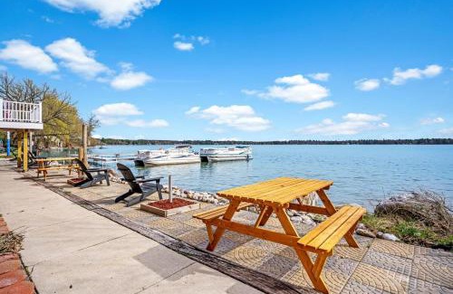 Mayfield House | Spacious Multi-Unit Retreat with Lakefront Views