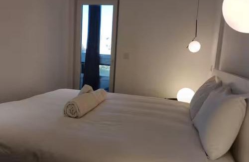 Reboleira Apartment | Spacious & Near the Subway