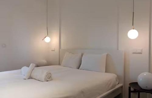 Reboleira Apartment | Spacious & Near the Subway