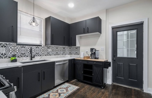 Chicago House | Spacious/New Home - 8BD/4BTH - Sleeps 16 + Garage!