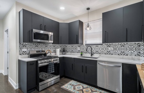 Chicago House | Spacious/New Home - 8BD/4BTH - Sleeps 16 + Garage!