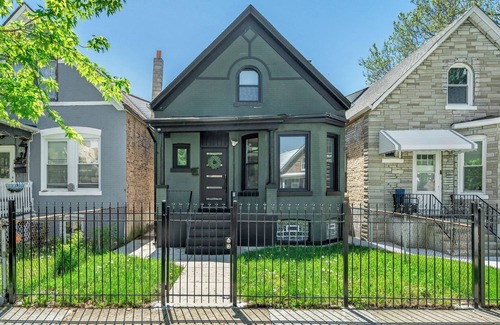 Chicago House | Spacious/New Home - 8BD/4BTH - Sleeps 16 + Garage!