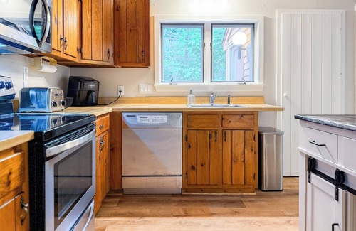 Birch Hill Condo | Spacious North Conway Getaway, Sleeps 13, Close to Echo Lake & Downtown