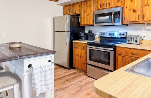 Birch Hill Condo | Spacious North Conway Getaway, Sleeps 13, Close to Echo Lake & Downtown
