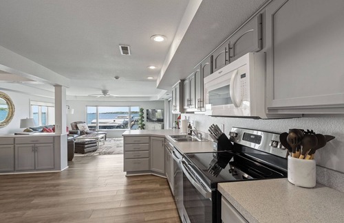 Clear Lake Condo | Spacious North Shore 2 bedroom Lake Condo with a Dock!