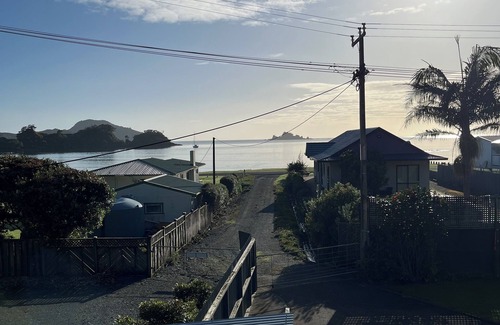 Oakura House | Spacious Oakura Bay Holiday Home