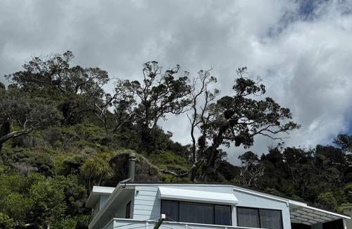 Oakura House | Spacious Oakura Bay Holiday Home