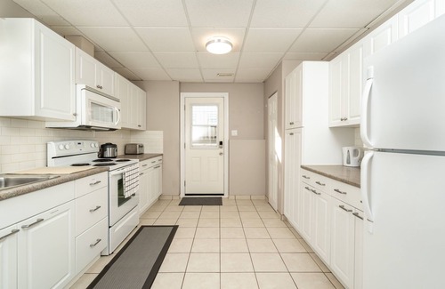 Northwest Calgary Apartment | Spacious oasis 2 bed suite near airport.