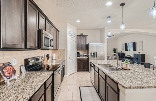 West San Antonio House | Spacious Oasis 5BR/4BA Lackland AFB BMT Riverwalk