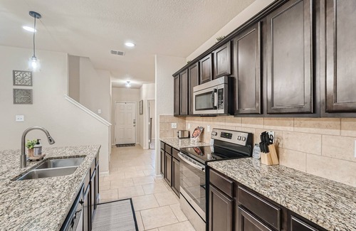 West San Antonio House | Spacious Oasis 5BR/4BA Lackland AFB BMT Riverwalk