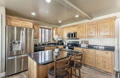 American Fork House | Spacious Oasis | Massage | BBQ | Fire Pit