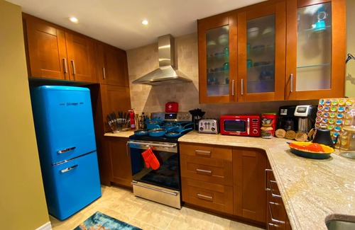 Saint-Laurent Apartment | Spacious Oriental Style by Native Designer + Free Parking