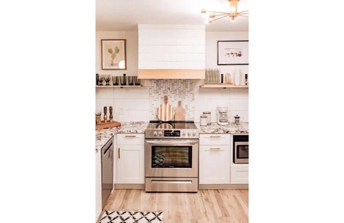 St. Charles House | Spacious*Outdoor Space*Modern*Family*Groups*Modern*Artistic