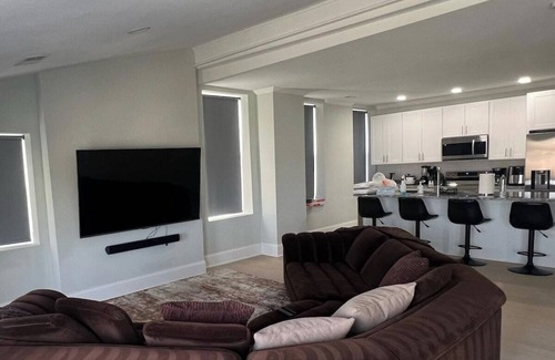 Downtown Baltimore Apartment | Spacious PennStation Downtown Penthouse W/Parking