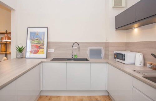 Kelvinbridge Apartment | Spacious Period Property in Glasgow