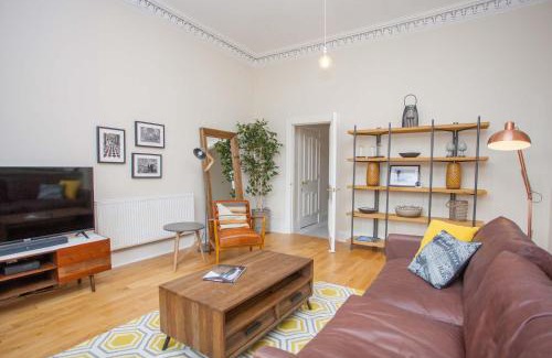 Kelvinbridge Apartment | Spacious Period Property in Glasgow