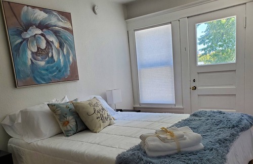 Minneapolis House | **Spacious, Pet Friendly 3 Bedroom, Close to U of M & Downtown Minneapolis