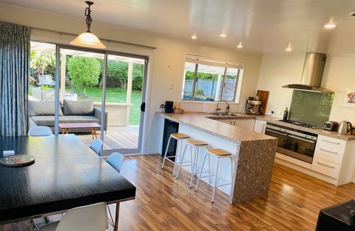 Taupo House | Spacious pet friendly 3-4 bdrm home with spa, large garden and lake view