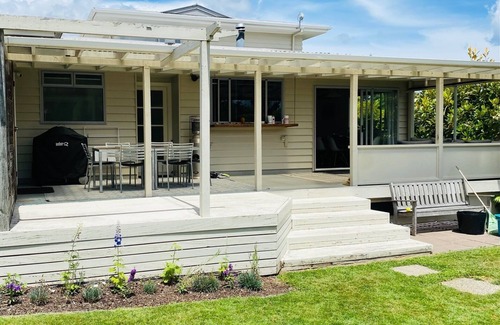 Taupo House | Spacious pet friendly 3-4 bdrm home with spa, large garden and lake view
