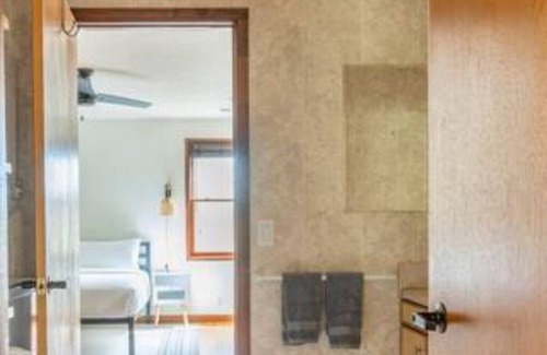 Crumpler House | Spacious pet friendly guesthouse on private estate