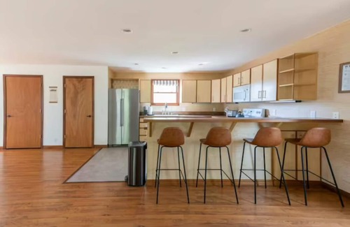 Crumpler House | Spacious pet friendly guesthouse on private estate