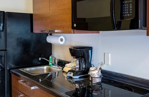 Davenport Hotel | Spacious, Pet-Friendly Room w/Kitchen – Just 10 Mins to Riverside Park