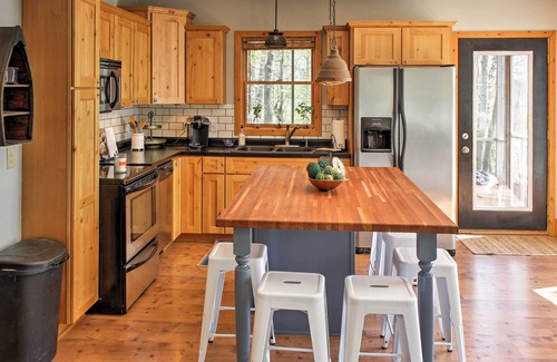 Crosslake Cottage | Spacious Pine Lake Home: Deck, Fire Pit + 3 Acres!