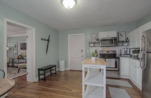 Country Club Plaza Area Apartment | Spacious Plaza Stay: 1bd/1ba
