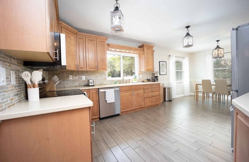 Gainesville House | Spacious Pool Home 3 Miles to UF!