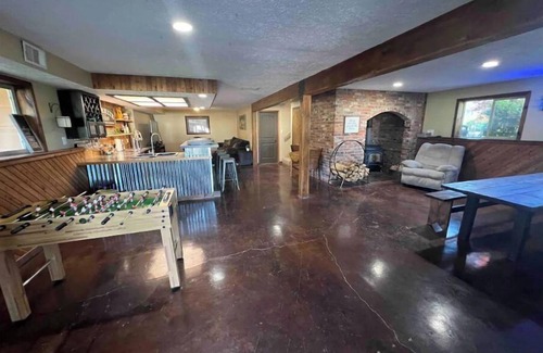 Post Falls House | Spacious Poolside Home - perfect for retreats & all types of family gatherings.