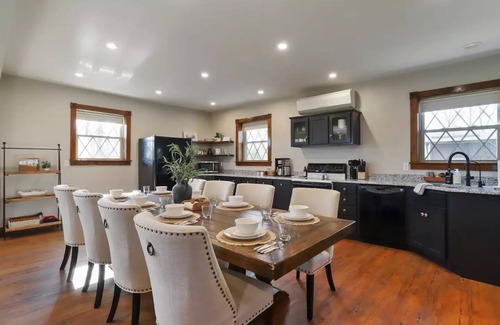 Saint Thomas House | Spacious & Private 4BR Retreat - A Unique Getaway Just 3 miles to Gold Fish Barn