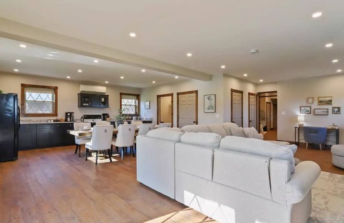 Saint Thomas House | Spacious & Private 4BR Retreat - A Unique Getaway Just 3 miles to Gold Fish Barn