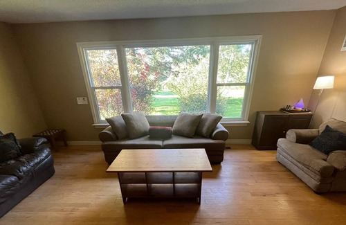 Centre Wellington House | Spacious & Private Country Bungalow - Pet Friendly
