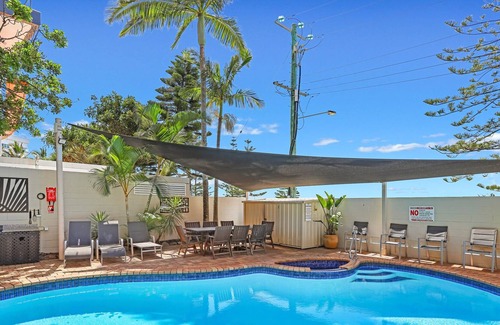 Biggera Waters Apartment | Spacious quiet airconditioned apartment right on the Broadwater near everything
