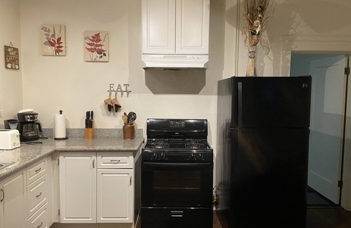 Civic Center Apartment | Spacious, Quiet, Peaceful One Bedroom Retreat -10 mins from UOP, Lodi Wineries!