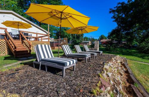 Omaha House | Spacious Ranch with Hot Tub & Game Room - Sleeps 24