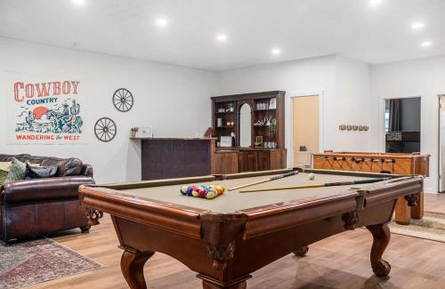 Omaha House | Spacious Ranch with Hot Tub & Game Room - Sleeps 24
