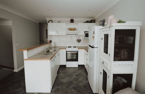 Warrnambool Apartment | Spacious refurbished apartment close to beach