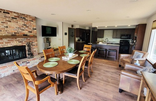 Rochester House | Spacious, Relaxing, 5 Bedroom Home near Mayo Clinic in Rochester, MN.