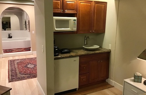 Turtle Rock Apartment | Spacious Relaxing Upscale Studio prestigious Neighborhood