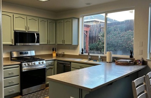 Folsom House | Spacious Remodeled 4-bedroom house with AC and WiFi near serene Old Folsom