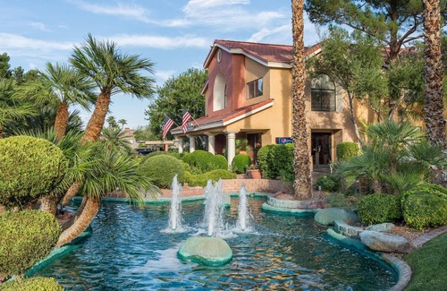 Las Vegas Villa | Spacious Renovated 2BR Condo - Perfect for Friends or Family - Free Shuttle