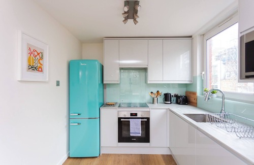 St Luke's Apartment | Spacious, Renovated 3BD Apartment in Old Street