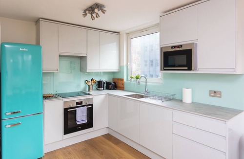 St Luke's Apartment | Spacious, Renovated 3BD Apartment in Old Street