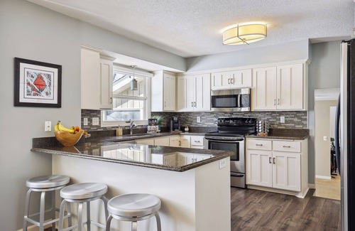 Plymouth House | Spacious retreat close to Wayzata, Lake Minnetonka and outdoor trails. nn