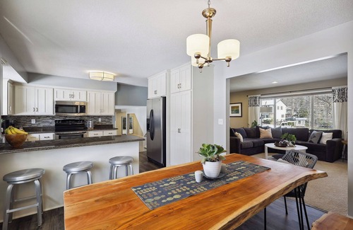 Plymouth House | Spacious retreat close to Wayzata, Lake Minnetonka and outdoor trails. nn
